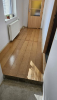 Původní stav schodiště bez koberce